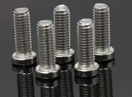 স্টেইনলেস স্টীল স্ক্রুগুলিতে বিবর্ণতার কারণ কী?